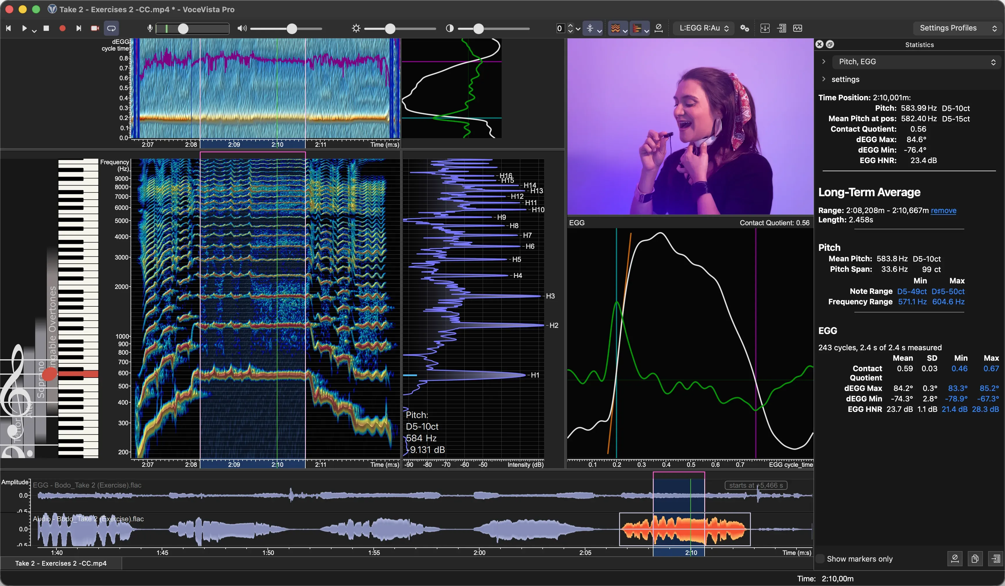Un soprano che sostiene una nota a 584 Hz, registrato con un EGG: il Wavegram e il quoziente di contatto nel tempo sopra lo spettrogramma, un ciclo glottico del segnale EGG e la sua derivata sotto il video, e il pannello Statistiche con il quoziente di contatto, il massimo e il minimo del dEGG e l’HNR EGG mediati sulla selezione